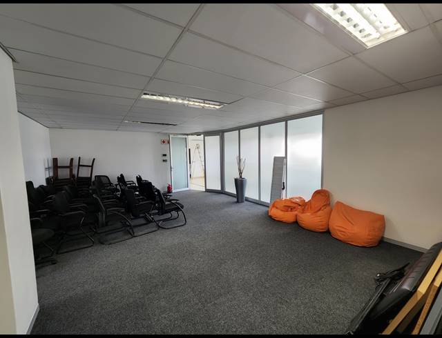 222M² OFFICE TO LET IN PINELANDS